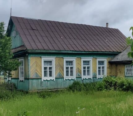 Продается жилой бревенчатый дом, в д. Красное Село, Слуцкого р-на. Дом обшит вагонкой, паровое отопление, есть печь. Участок 23 сотки, на участке баня, хозпостройки, колодец, есть скважина на воду. Есть плодовые деревья: яблони, груша, сливы, вишни. В дер