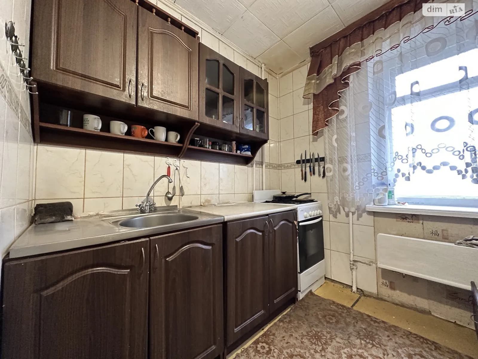 вул. Захисників України, 17