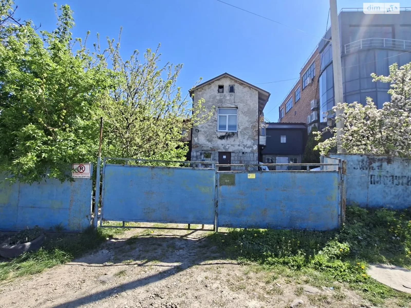пл. Героїв, 27