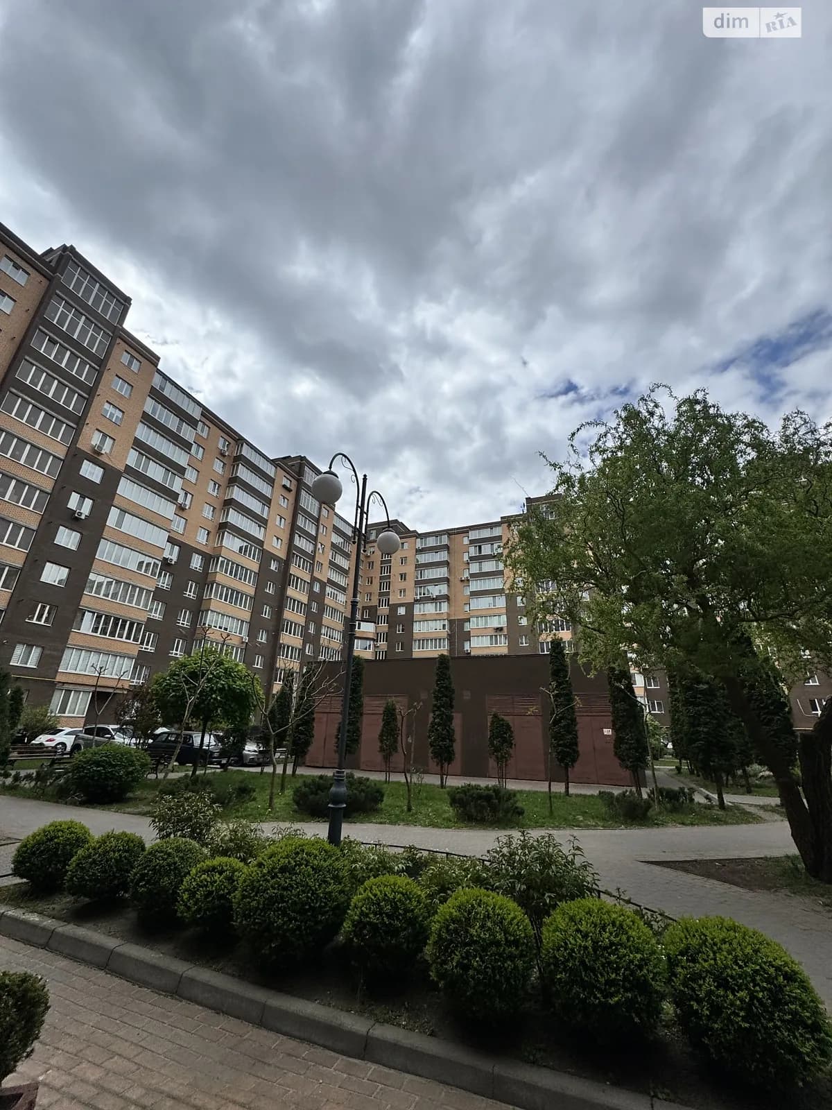 вул. Зарічанська, 11