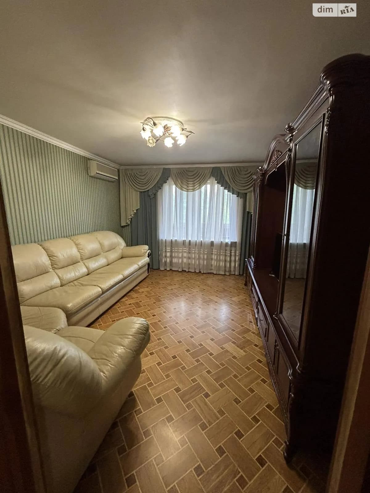 вул. Жоліо-Кюрі, 64