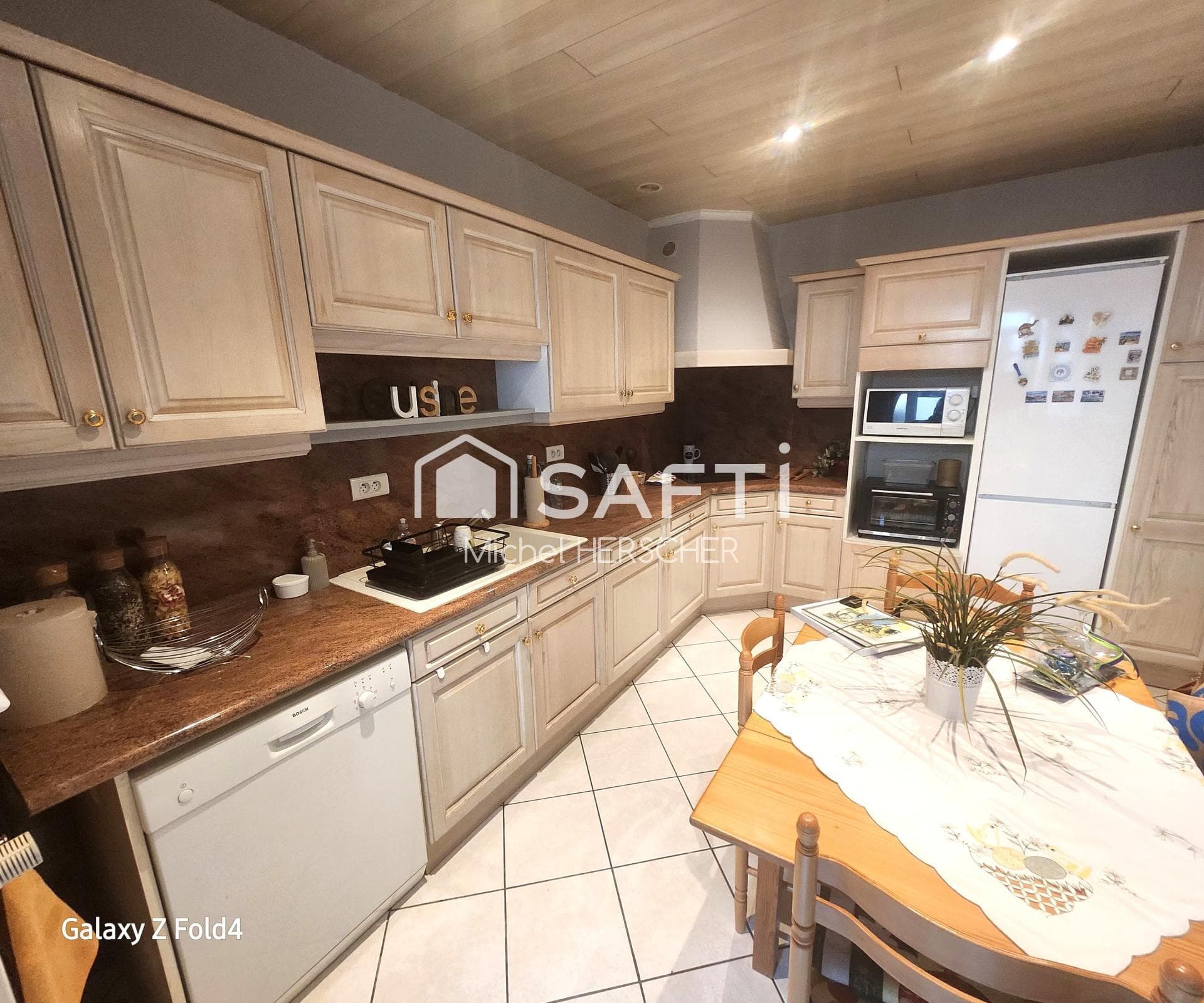 Appartement de 56 m², comprenant des combles et une cave.