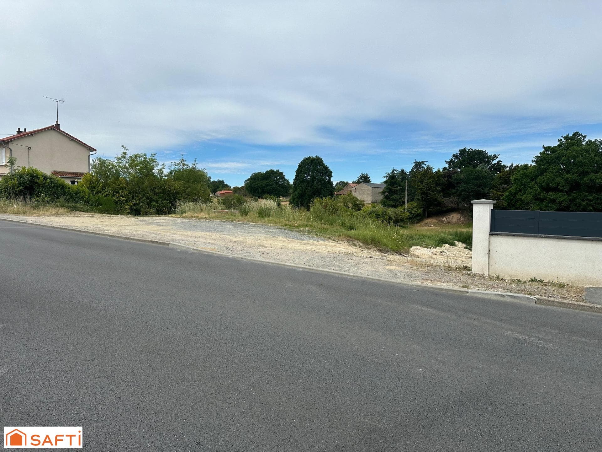Terrain à vendre d'une superficie 1264 m2, borné et viabilisé, terrain prêt pour la construction