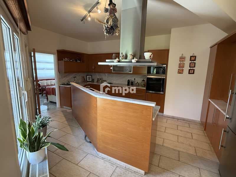 5-bedroom detached house for sale