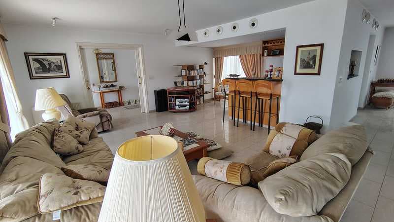 8-bedroom villa for sale