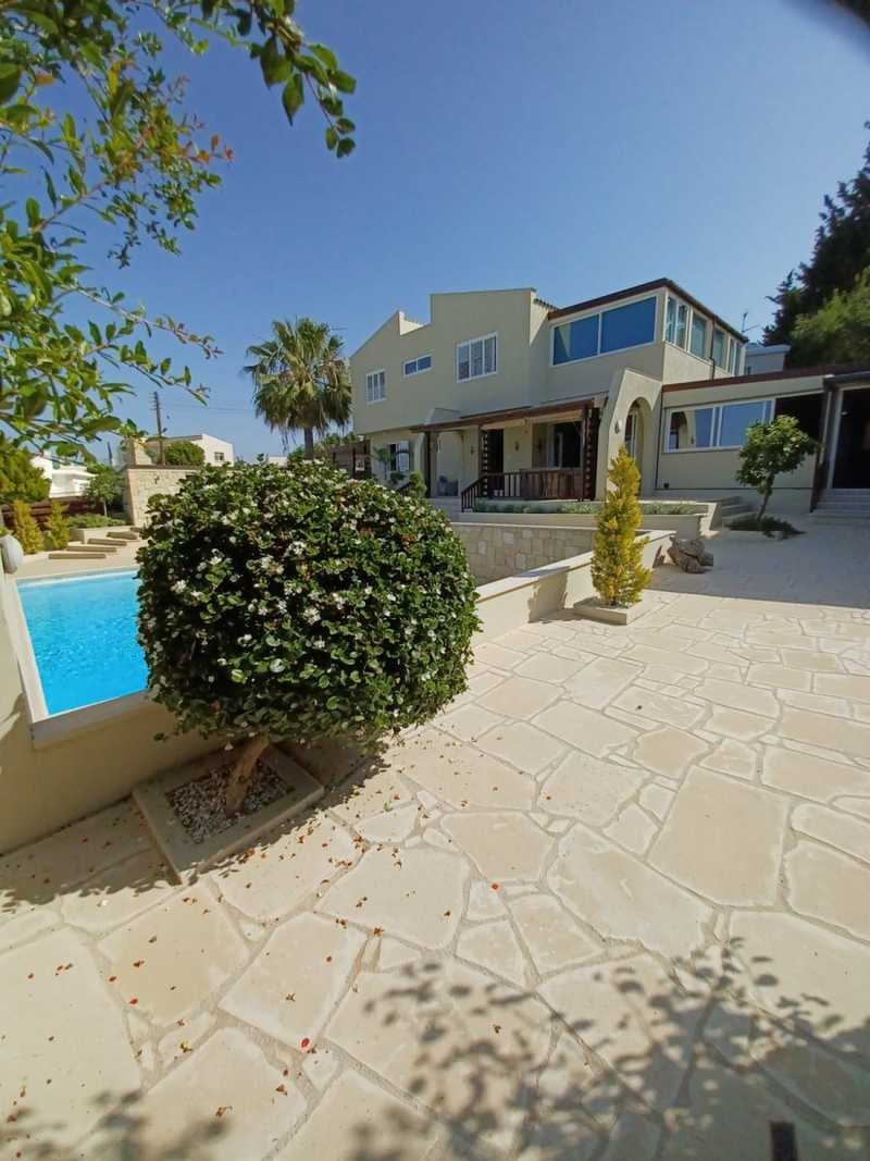 5-bedroom detached house for sale