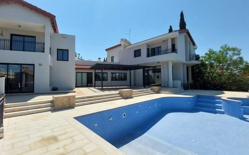 5-bedroom detached house for sale