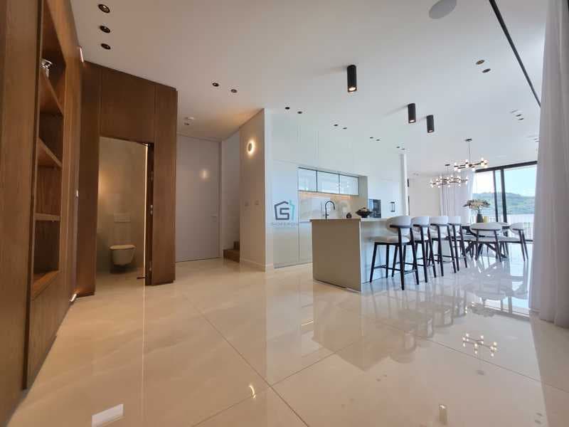 5-bedroom detached house for sale