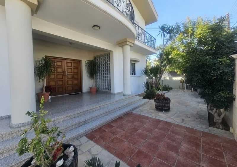 4-bedroom detached house for sale