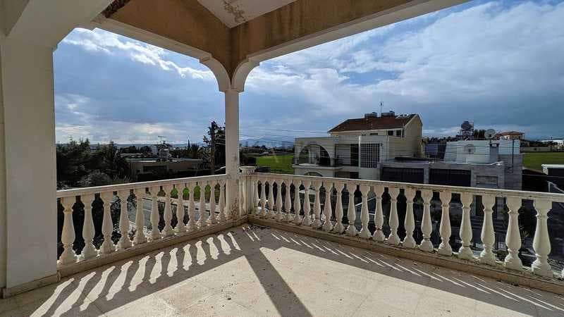 6-bedroom detached house for sale