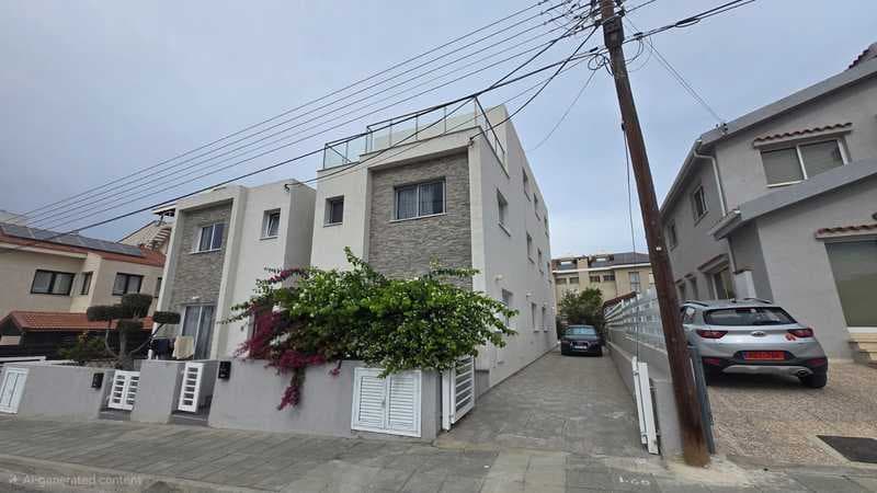 6-bedroom detached house for sale
