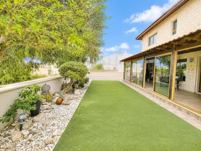 5-bedroom detached house for sale