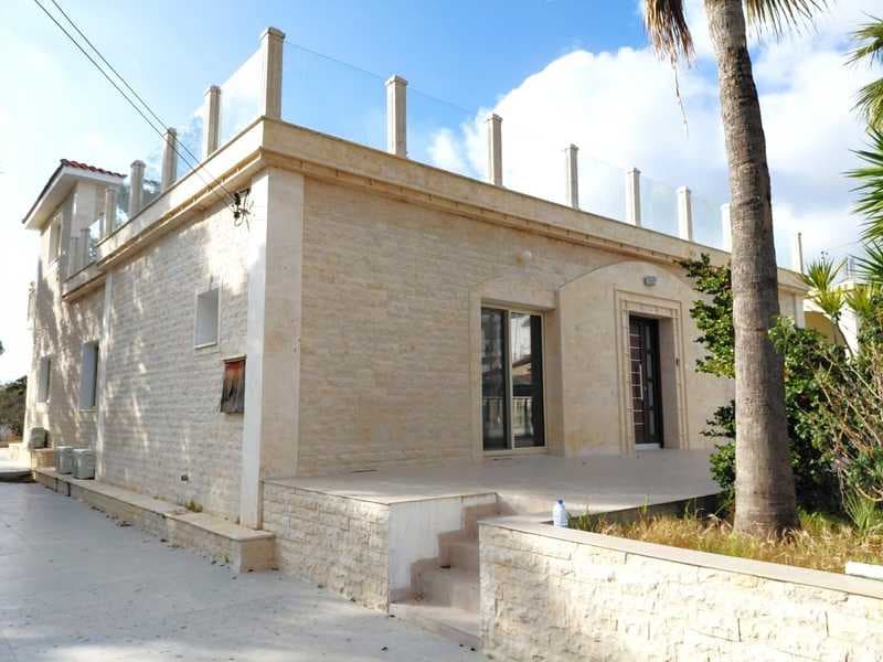 5-bedroom detached house for sale