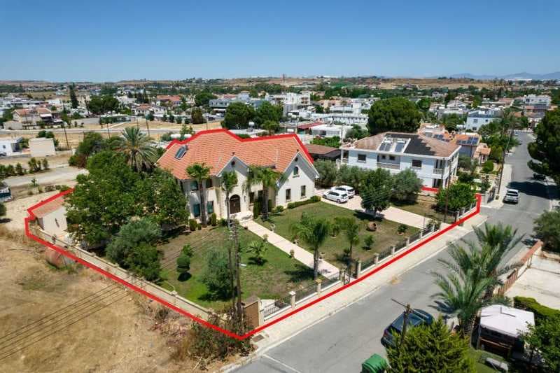 5-bedroom detached house for sale