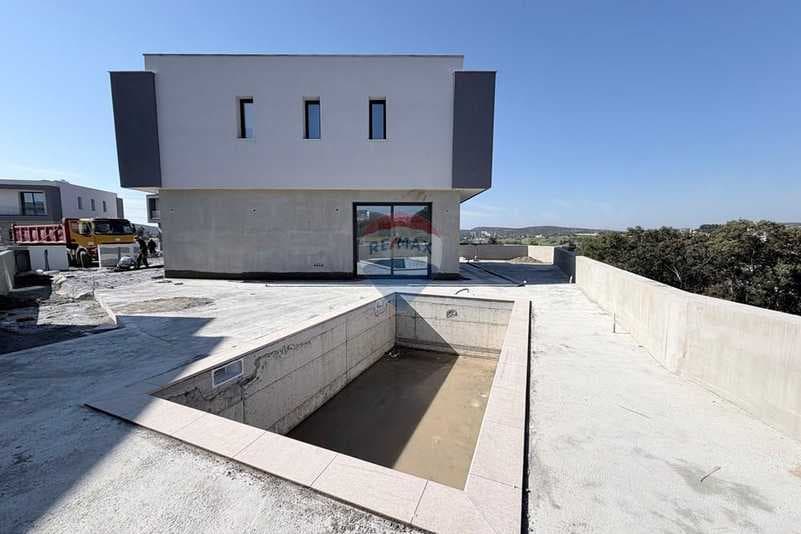 4-bedroom detached house for sale