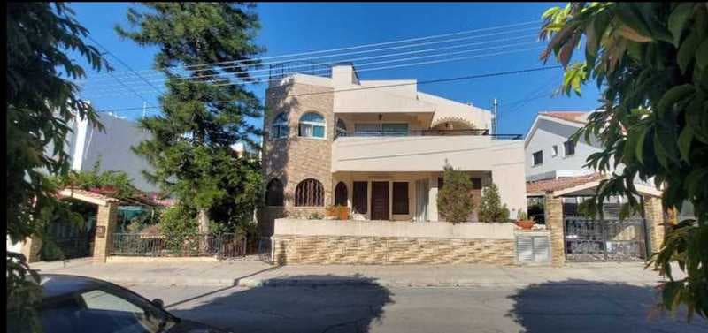 6-bedroom detached house for sale