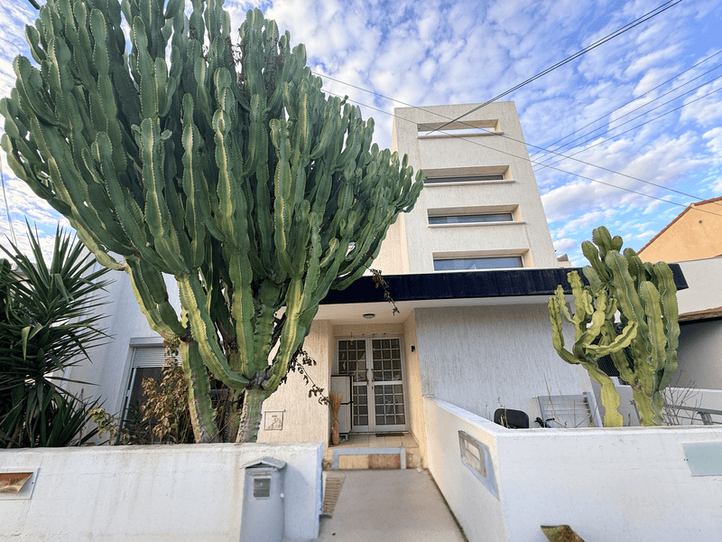 5-bedroom detached house for sale