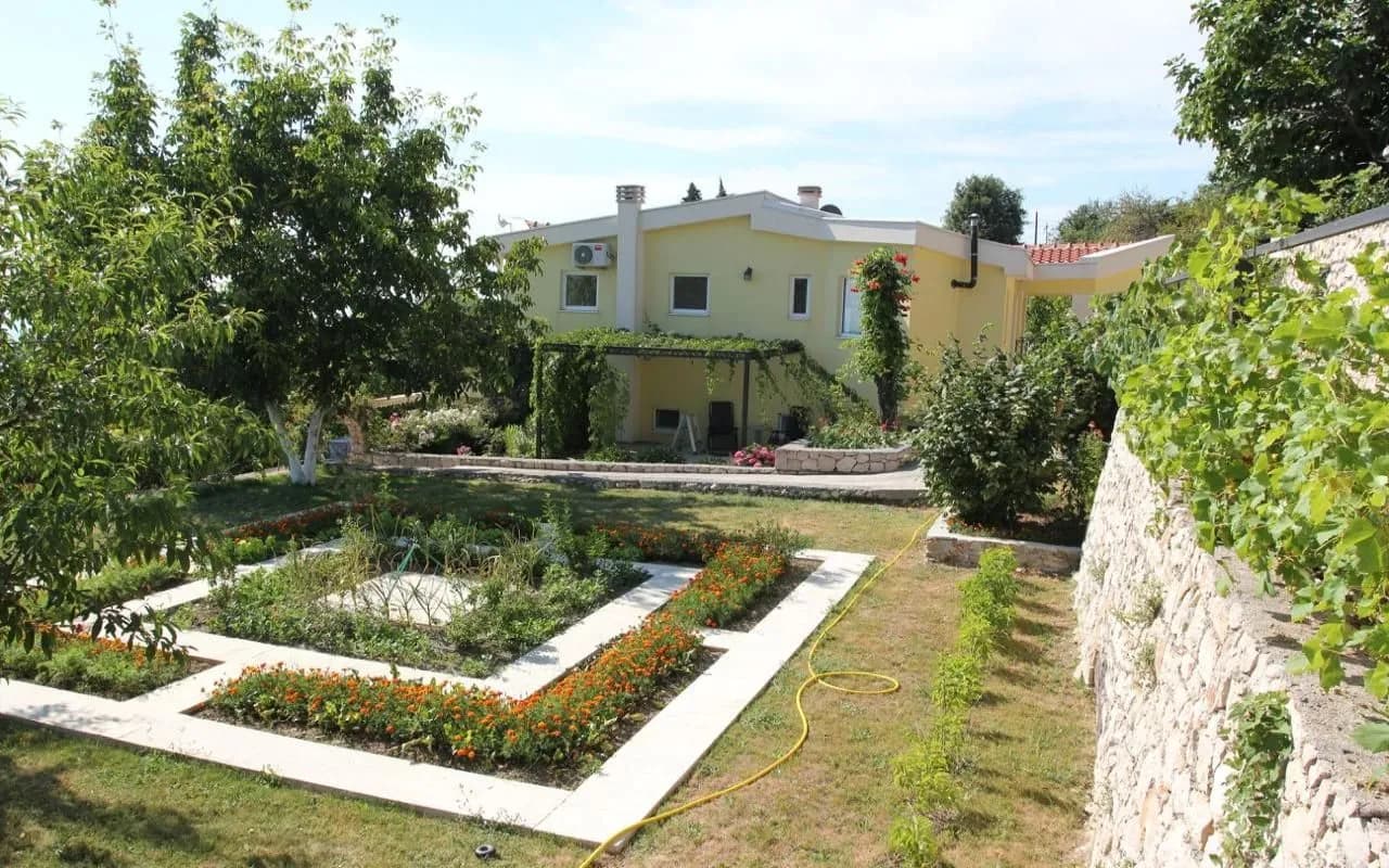 For sale a large house with a sea view in Dobra Voda.
