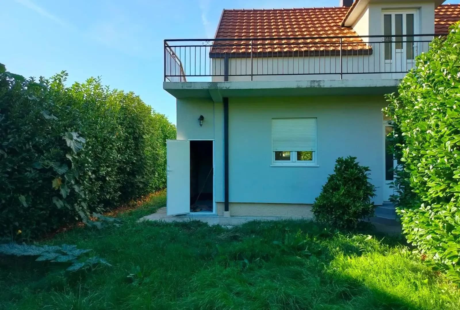 Prodaja kuće 75 m² sa potkrovljem, garažom i placem 280 m² – Cetinje