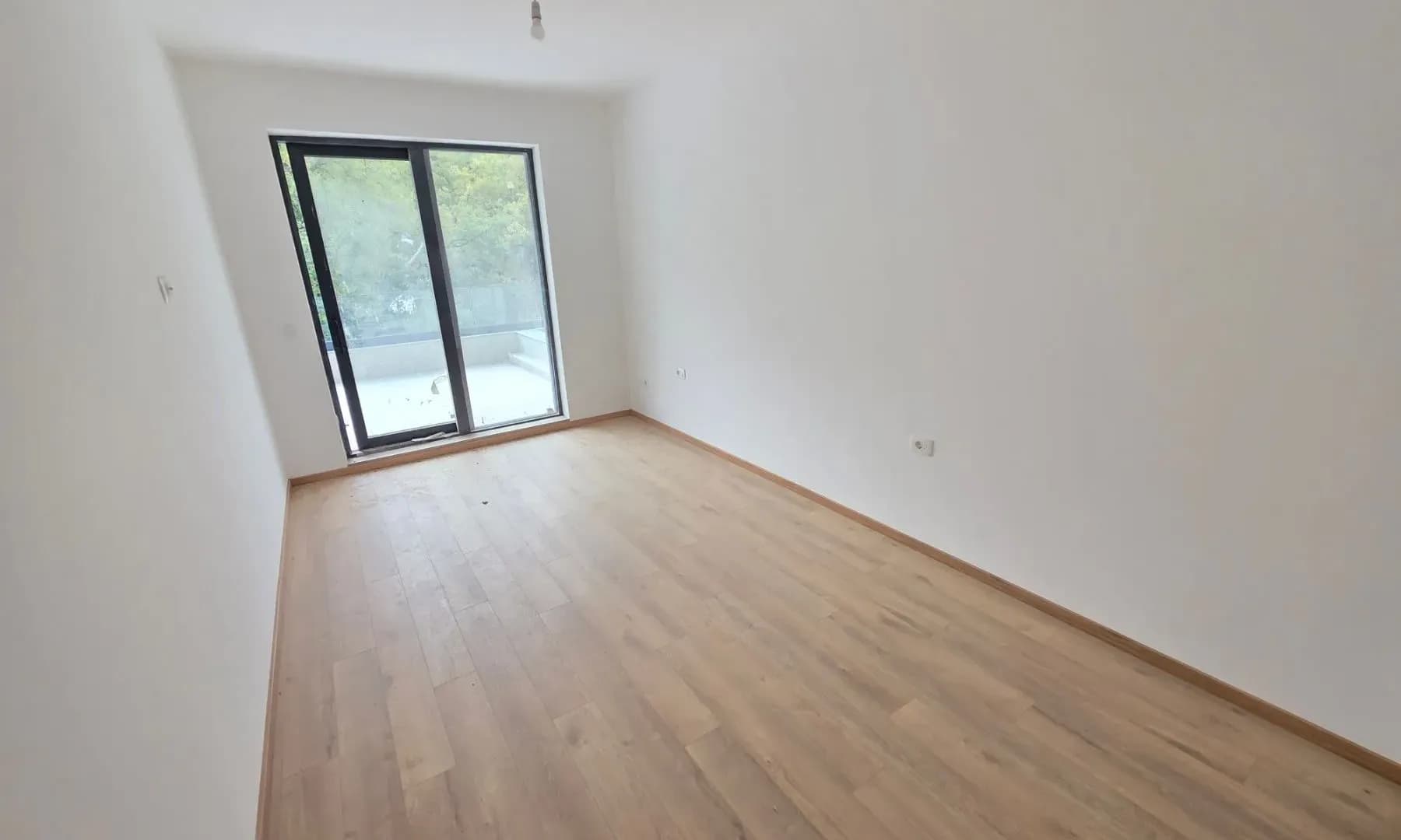 Prodaja jednosobnog stana 65 m² u novogradnji sa velikom terasom, pogledom na more, parkingom i oslobođenjem od poreza na prenos – Kamenovo, Budva