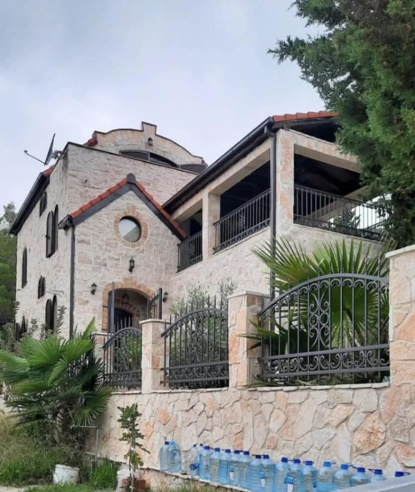 Kamena kuća sa pogledom na more, Zagrađe – Bar