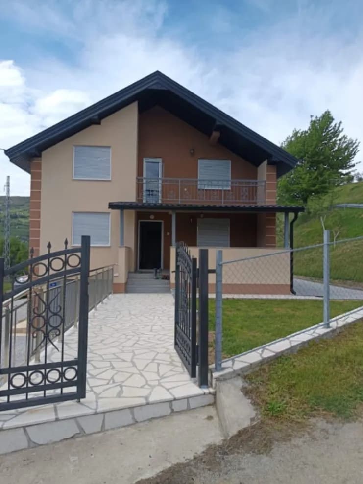 Kuća, 200m2, i zemlja 2 hektra, Prodaja
