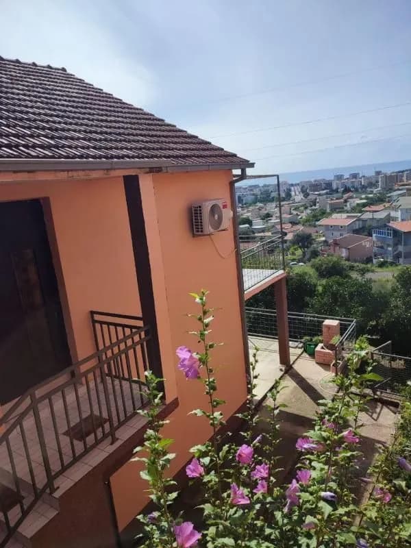 For sale a large family house of 200m2 with sea view in the Bar