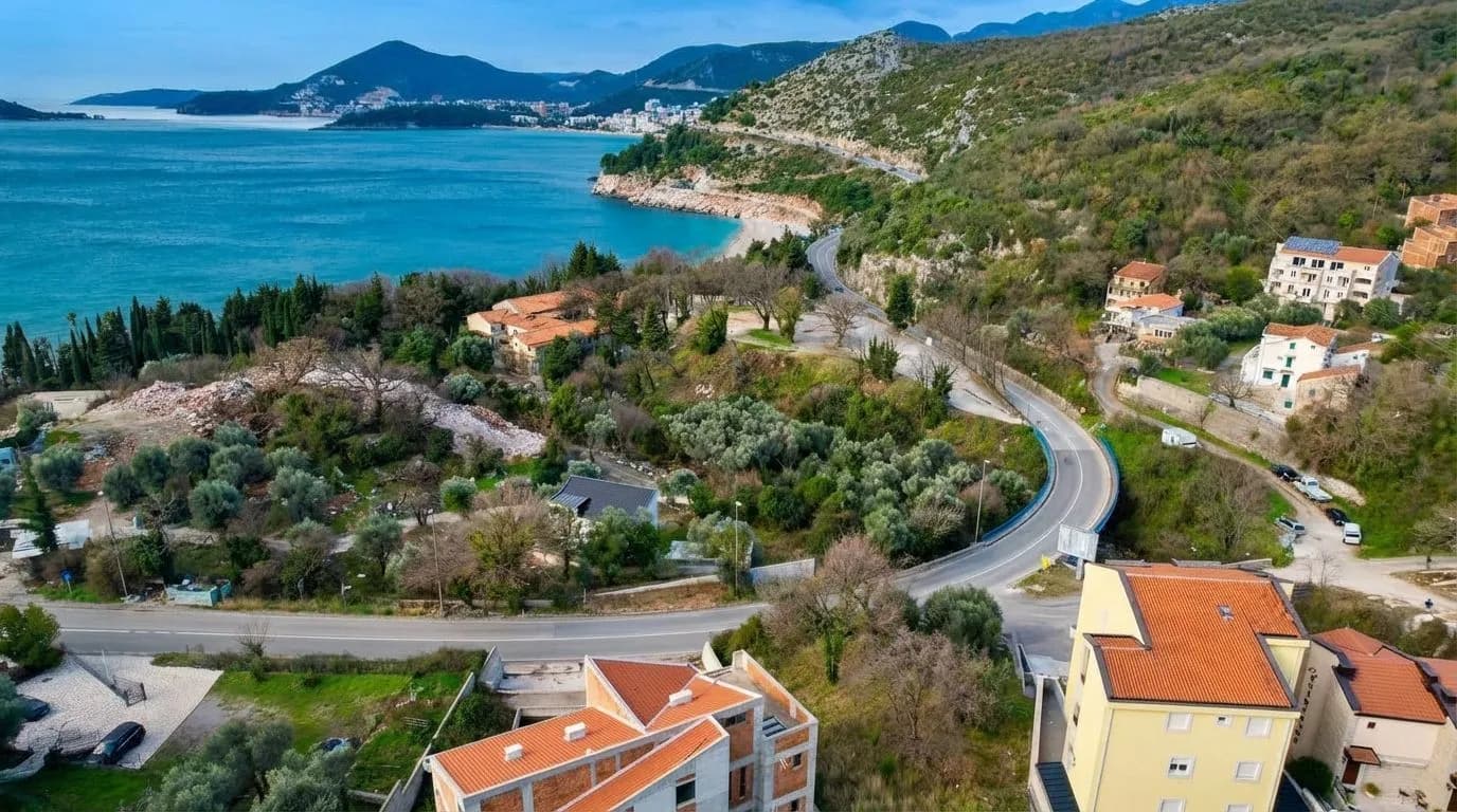 Na prodaju urbanizovan plac 1065m2 u Budvi, naselje Kamenovo, Sveti Stefan – 300 m od mora, sa pogledom na more