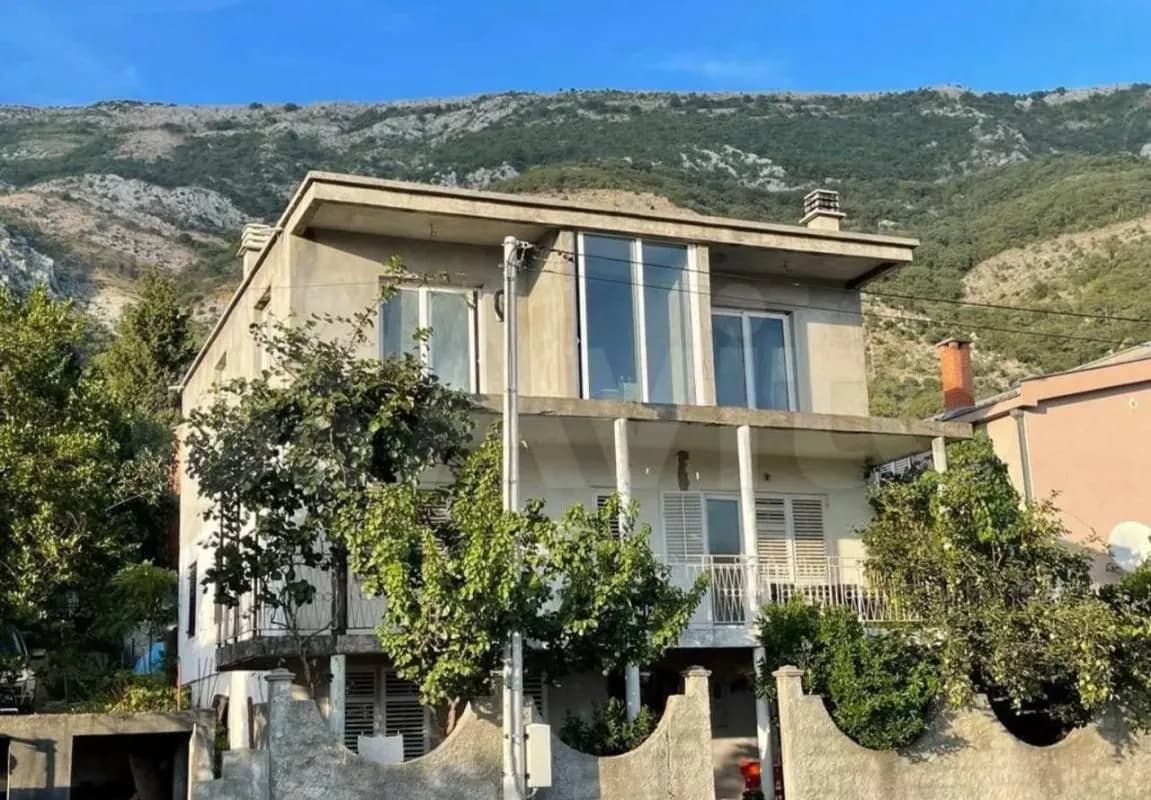 Large house with sea view for sale in Sutomore.