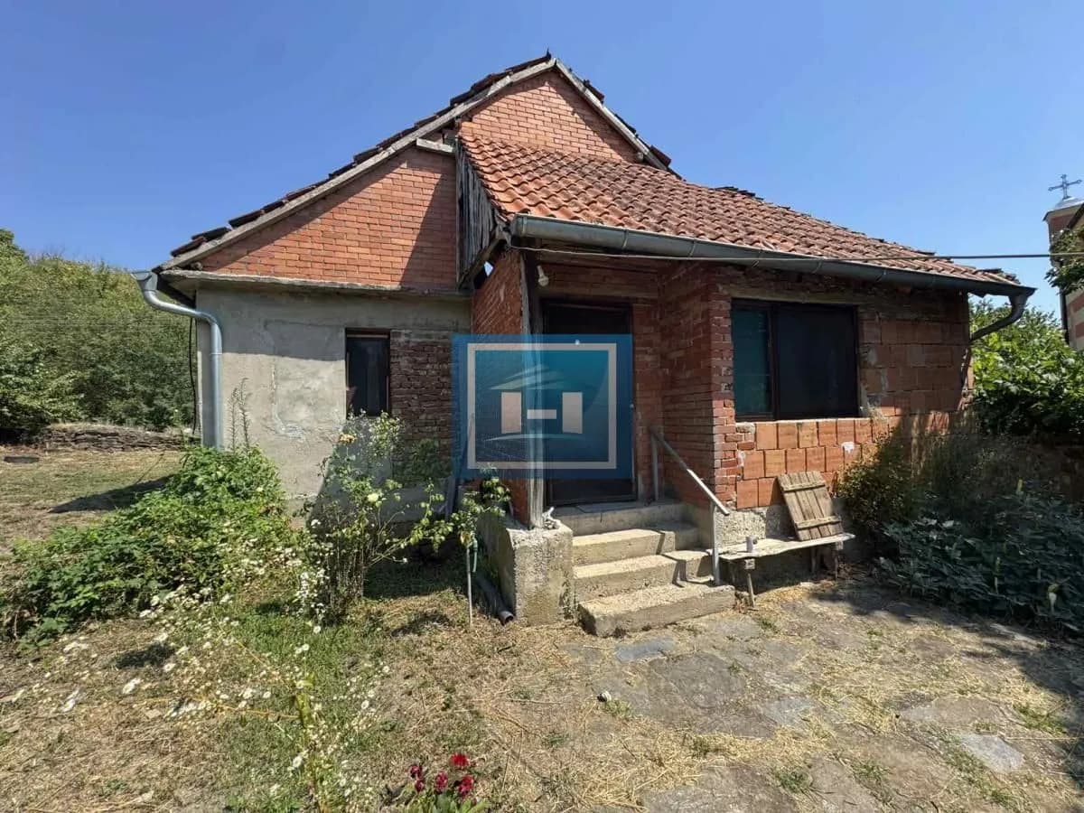 Kompletno domaćinstvo sa izlazom na dve ulice