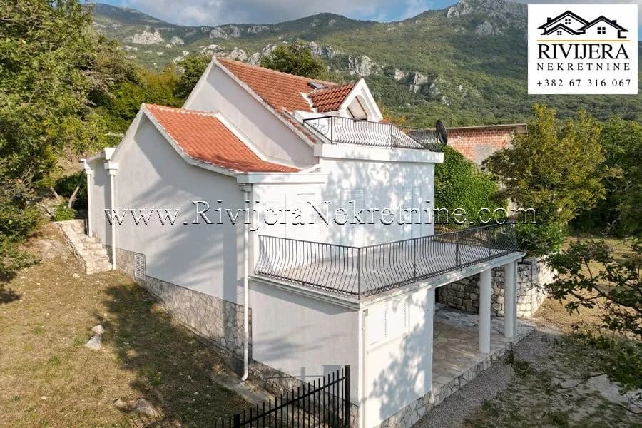Sarmantna  kuća sa pogledom na more i prostranim dvorištem
