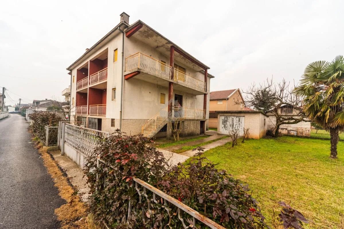 Kuća 215m2 na placu 600m2, Tološi - Podgorica