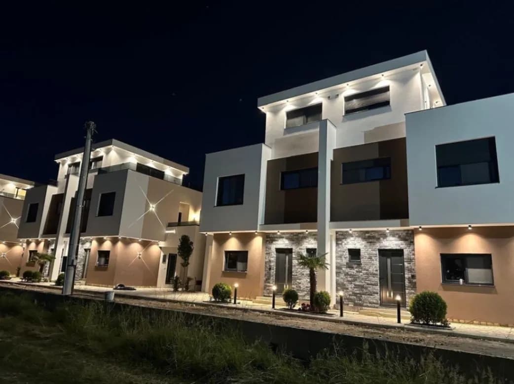Prodaje se kuca, Ulcinj, 215m2, 3 etaze, 300.000eur