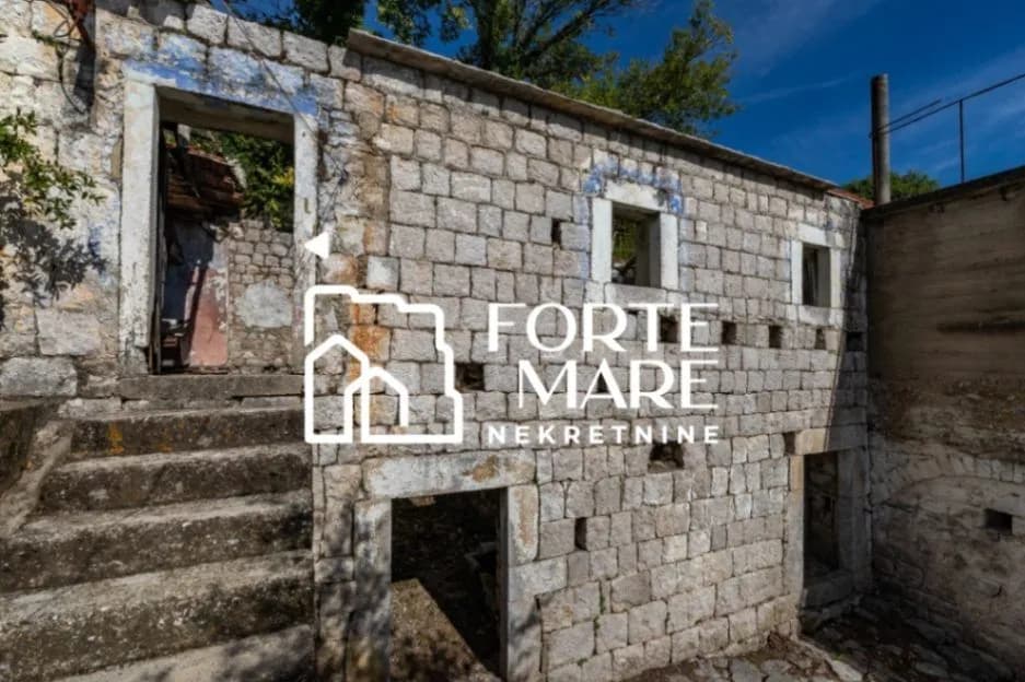 Ruševina stare kamene kuće u Herceg Novom, naselje Sutorina