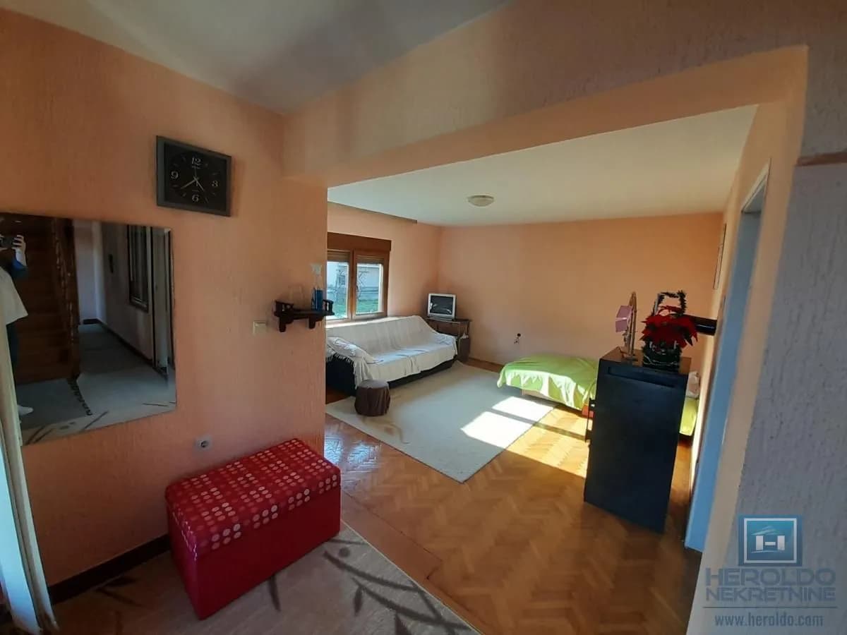 Na prodaju dve kuće u Ćupriji