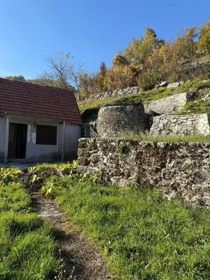 House in Cetinje with a plot of 898 m2