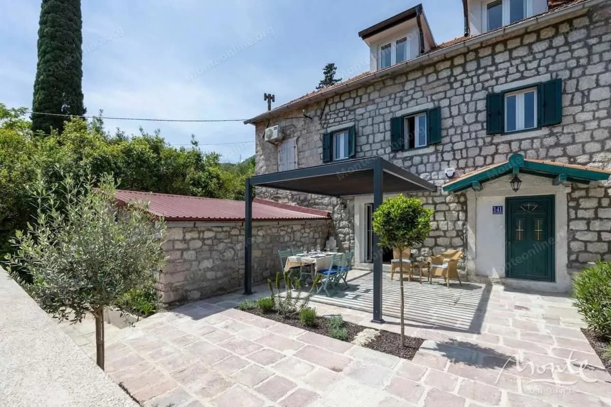 Renovirana kamena kuća s pogledom na more u Đurićima, Boka Kotorska