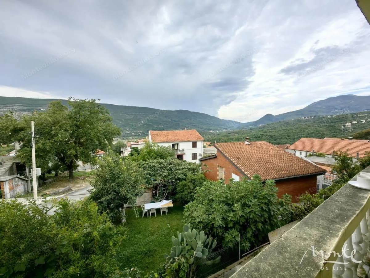 Dvospratna kuća sa dva odvojena ulaza u naselju Trebesin u Herceg Novom