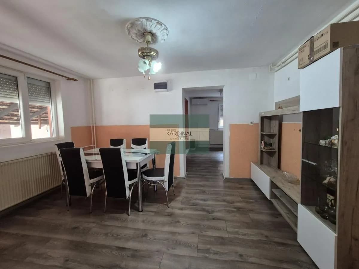 Kuća sa tri odvojene stambene jedinice.