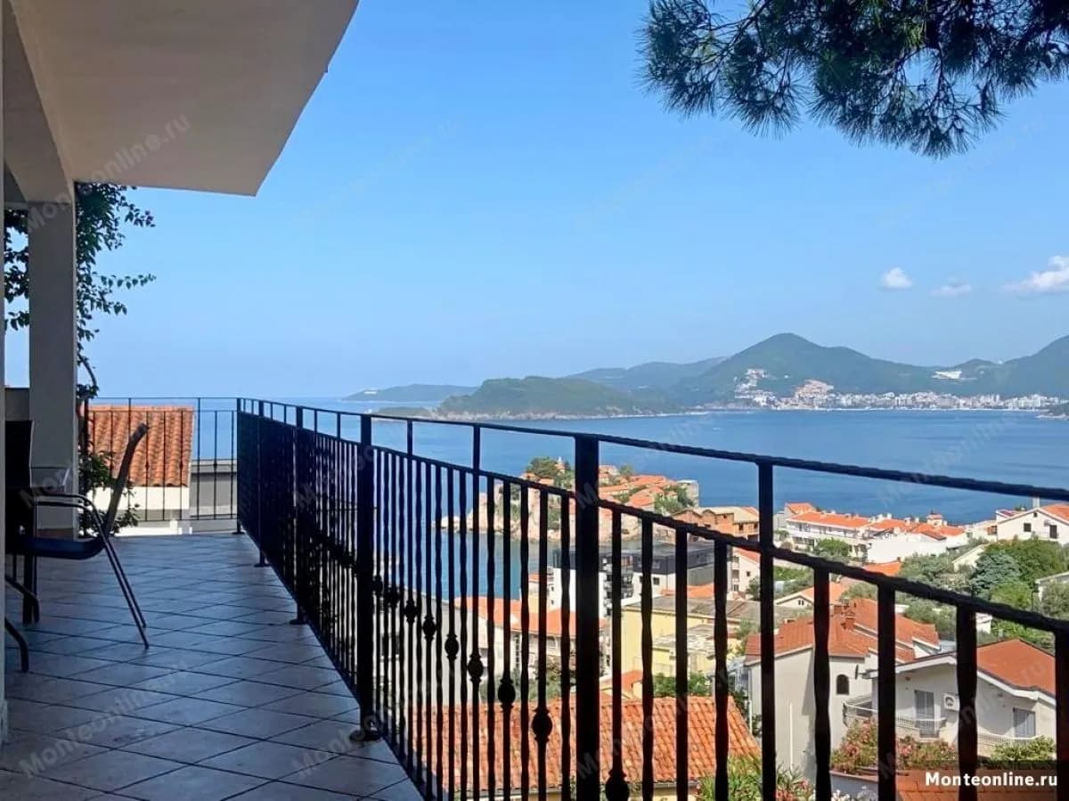 Dvoetažni stan sa 3 spavaće sobe i panoramskim pogledom na more i Sveti Stefan