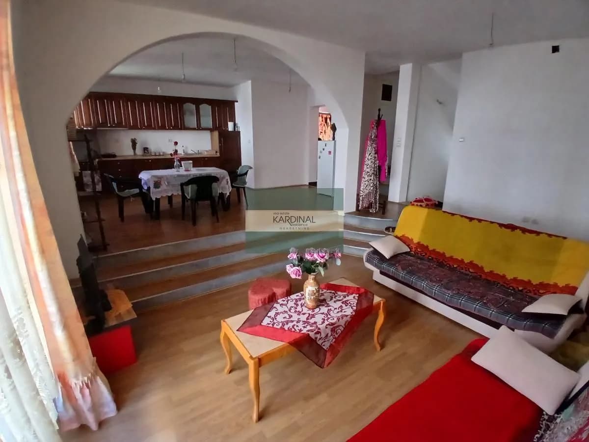 PRODAJE SE KUĆA 660m² – ŠIRI CENTAR JAGODINE