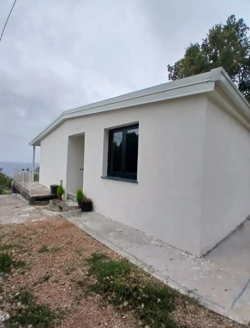 Prodaje se legalna kuća u sivoj fazi sa pogledom na more!