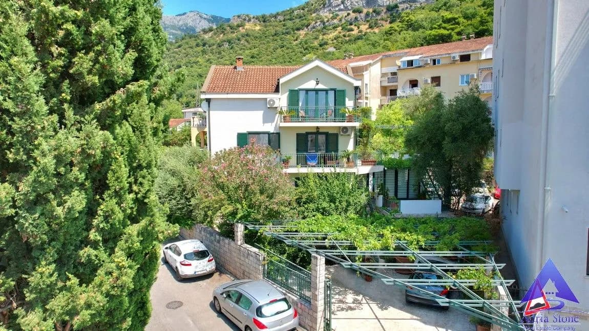 Prostrana porodicna kuca na prodaju, Podkosljun, Budva