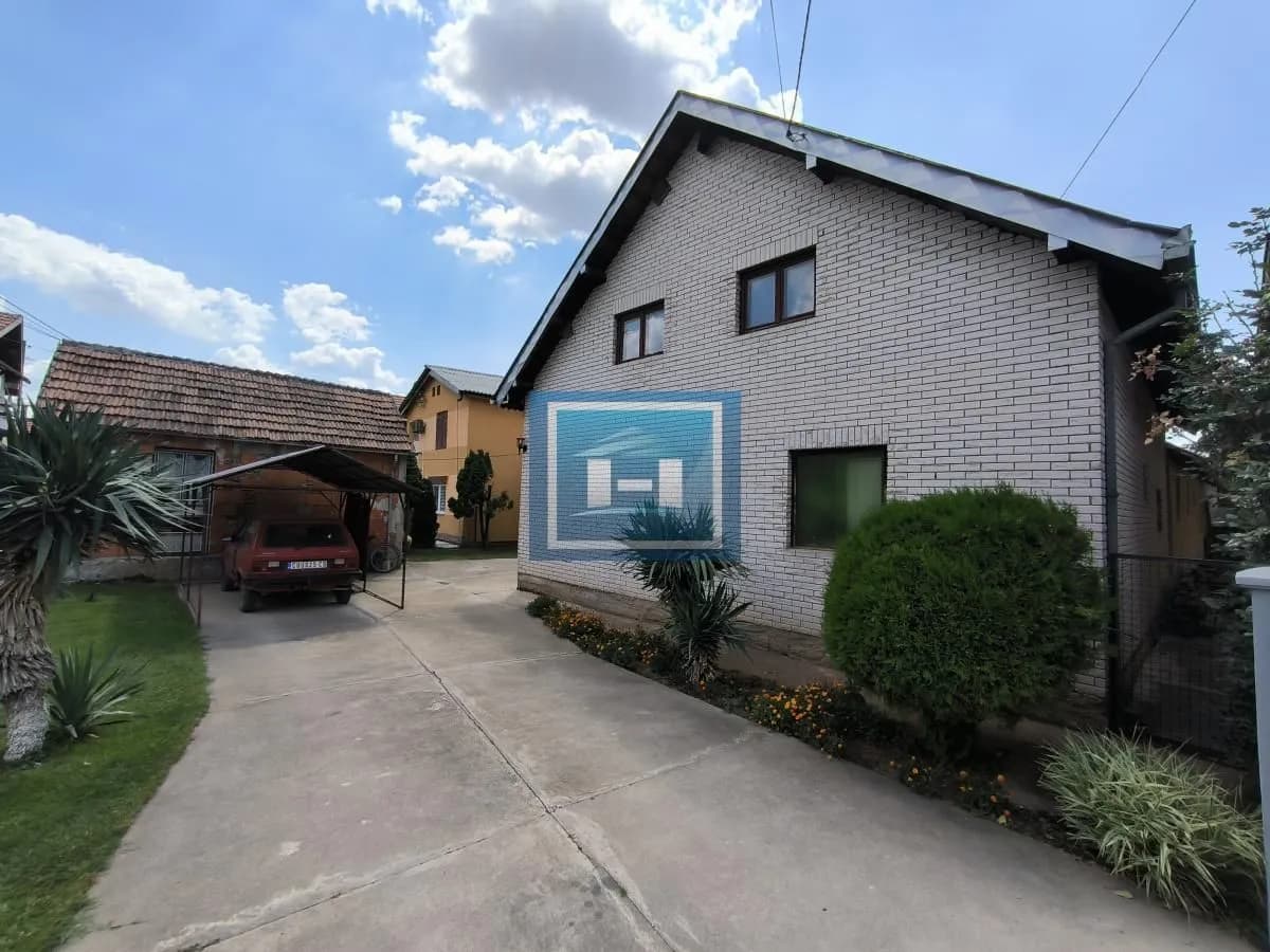 Kompletno imanje sa dve kuće, voćnjakom i pomoćnim objektima – sve na jednom mestu!