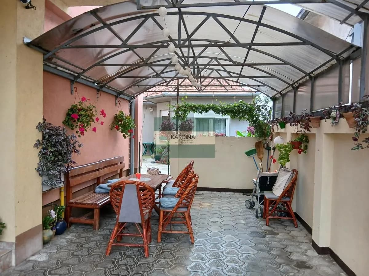 NA PRODAJU na istoj parceli DVE KUĆE naselje SVETA PETKA!!!