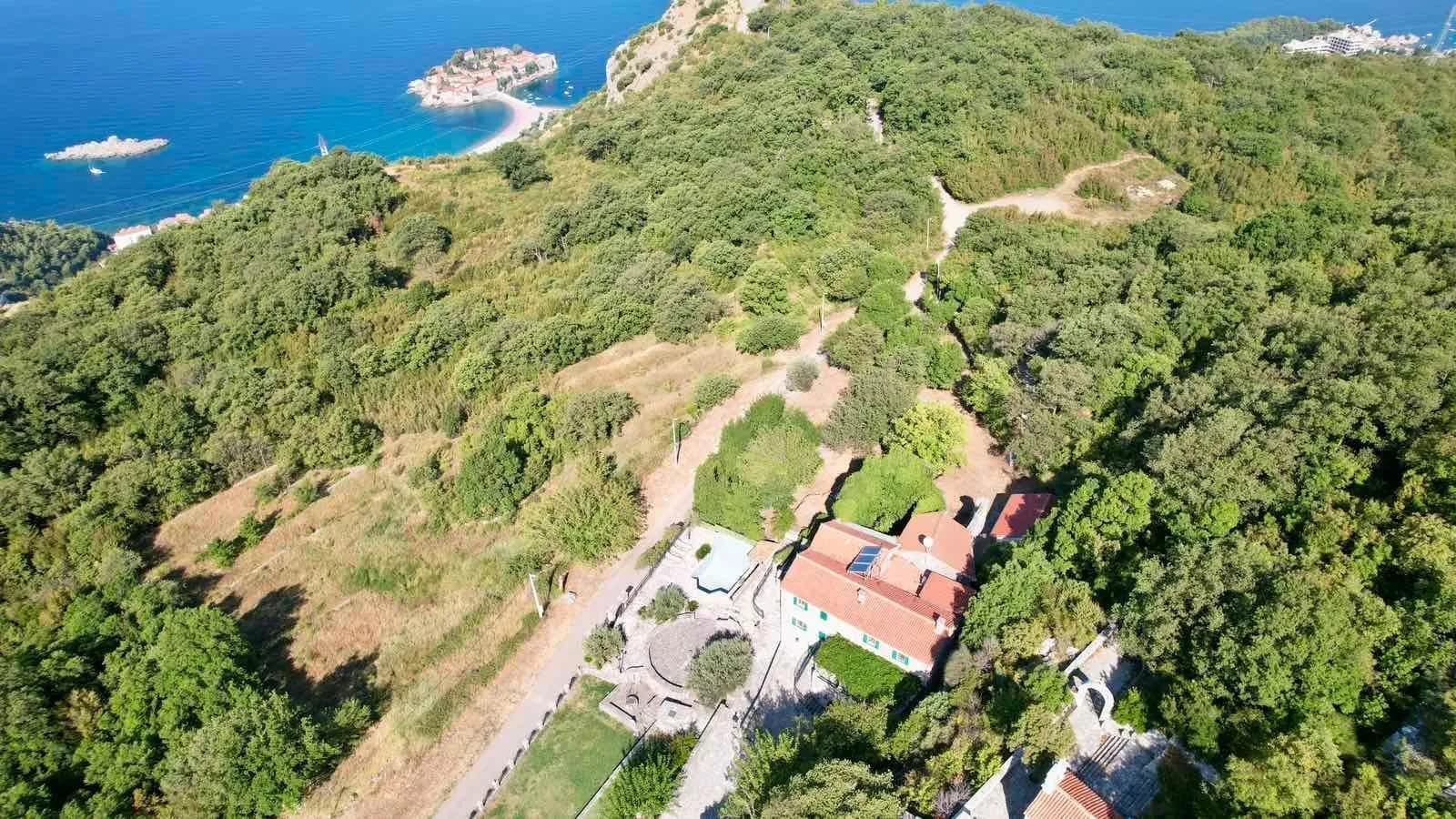 Urbanizovan plac 7000m2 sa panoramskim pogledom na more – Blizikuće, Budva