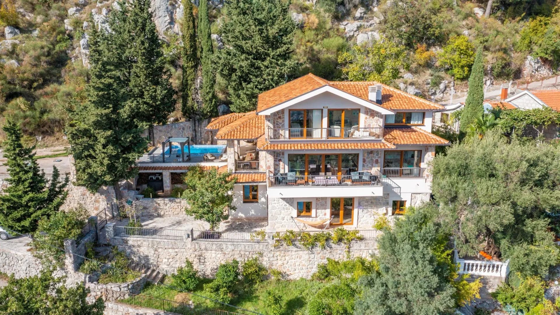 Kamena vila sa bazenom i panoramskim pogledom na more, Markovići