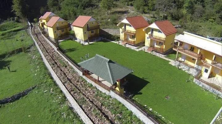 Stambeni kompleks sa 7 kućica blizu Cetinja,Obzovica.