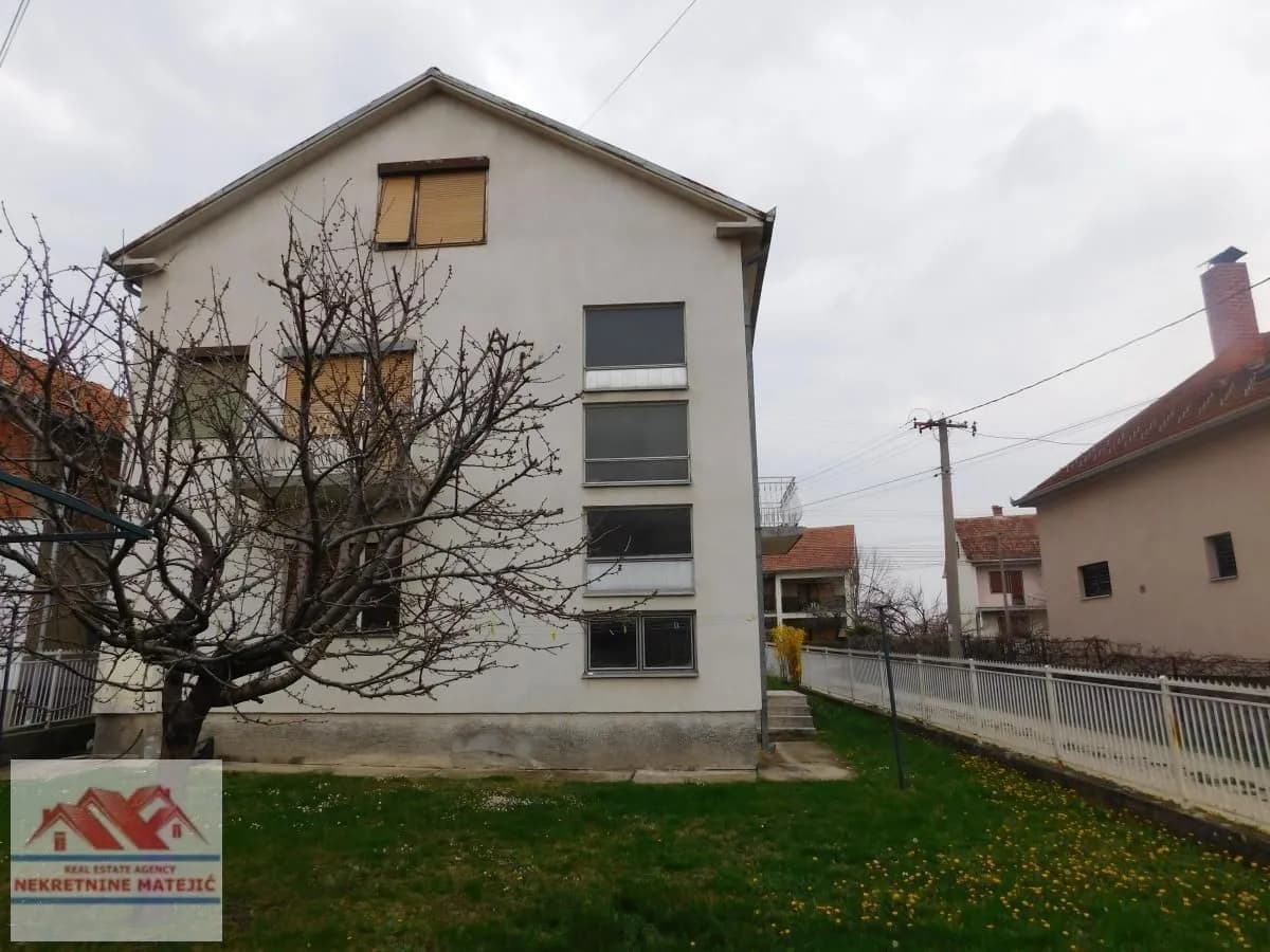 KUĆA STANOVO 200M2+ 5 ARI -KOD STARE ŠKOLE–155.000 E