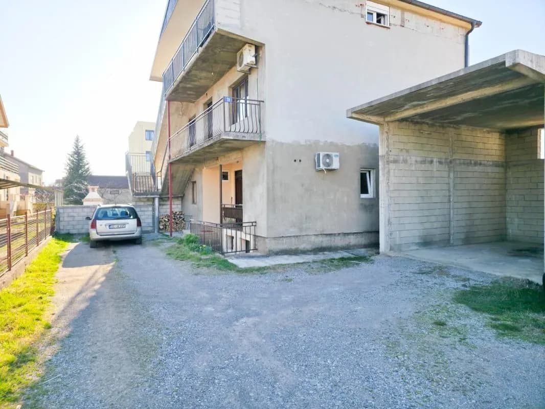 Part of a house with fenced yard and garage for sale in Podgorica